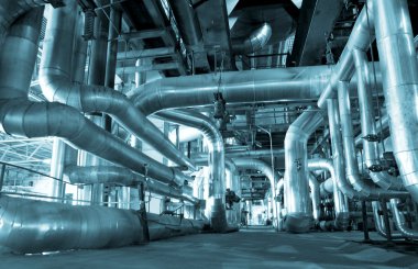 Sanayi bölgesi, çelik boru hatları ve mavi tonlu kablolar.