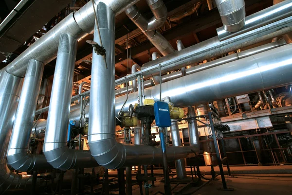 산업 지대, 강철 송유관 및 파란색 톤으로 된 케이블 — 스톡 사진