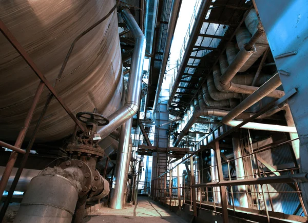 Промышленная зона, стальные трубопроводы и кабели в синих тонах — стоковое фото