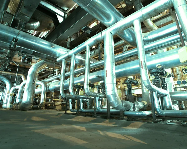 Zona industriale, tubazioni e cavi in acciaio nei toni del blu — Foto Stock