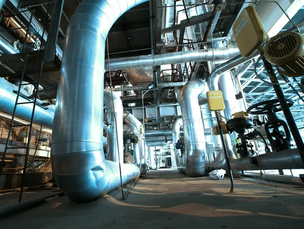 Zona industrial, tuberías de acero y cables en tonos azules — Foto de Stock