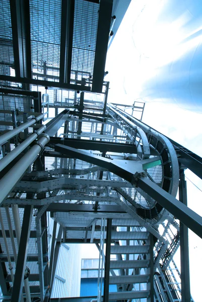 Zona industrial, tuberías de acero y cables en tonos azules — Foto de Stock