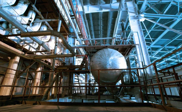 Zona industrial, tuberías de acero y cables en tonos azules — Foto de Stock