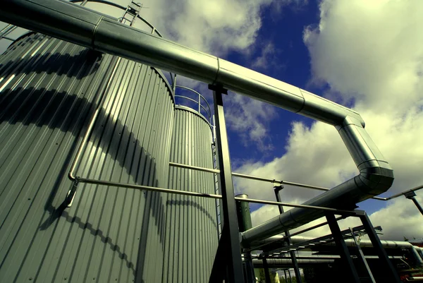 Zona industrial, Equipos de acero contra el cielo azul —  Fotos de Stock