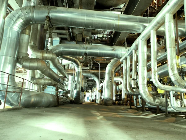 Ipari zóna, acél csővezetékek és a zöld színekkel — Stock Fotó
