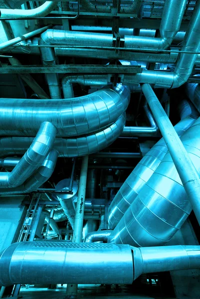 Zona industrial, tuberías de acero y válvulas en tonos azules — Foto de Stock