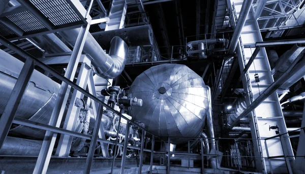 Průmyslová zóna, ocelové potrubí a ventily v modrých tónech — Stock fotografie