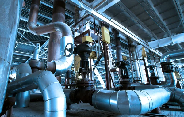 Industriområde, stål rörledningar och ventiler i blå toner — Stockfoto