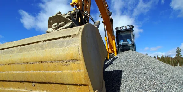 Excavadora contra el cielo azul — Foto de Stock