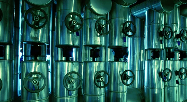 Verschillende grootte en vorm buizen en kleppen bij een elektriciteitscentrale — Stockfoto