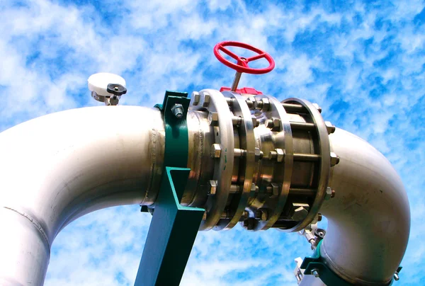 Industrial zone, Steel pipelines and valves against blue sky — Stock Photo, Image