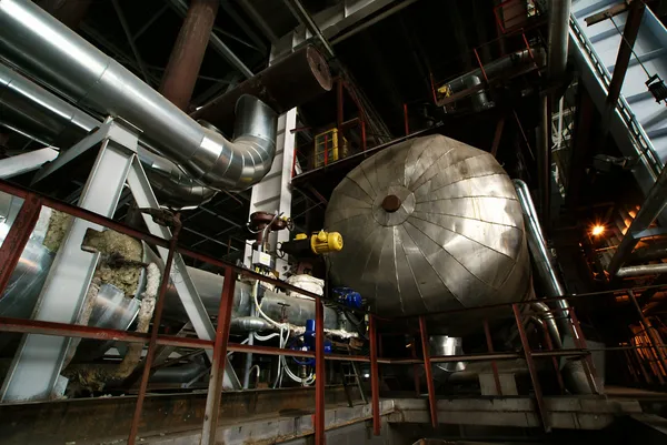 Zona industrial, tuberías y bombas de acero — Foto de Stock