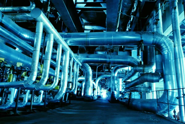 Zona industrial, tuberías y equipos de acero — Foto de Stock