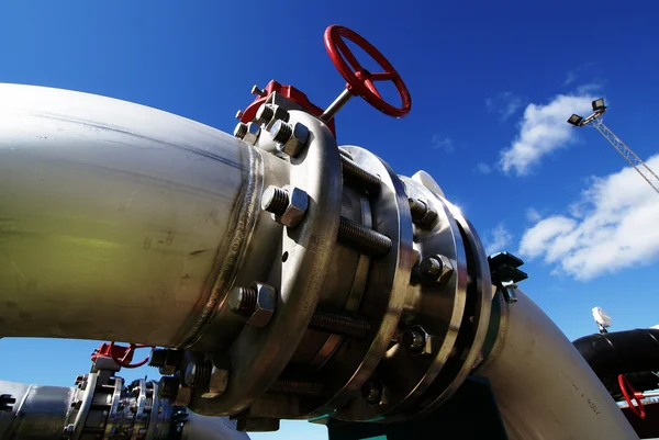 Industrial zone, Steel pipelines and valves against blue sky — Stock Photo, Image