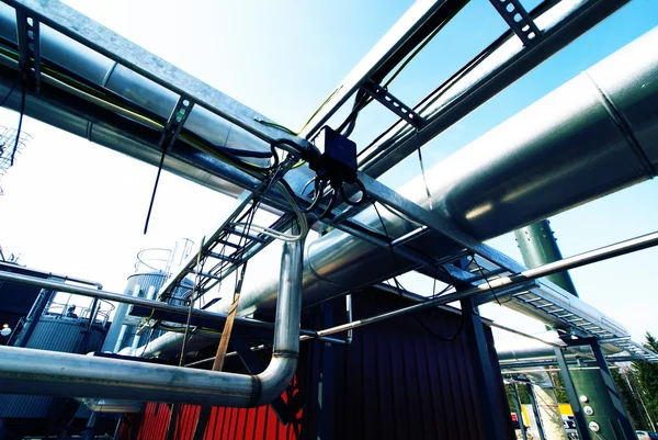 Industrial zone, Steel pipelines and valves against blue sky — Stock Photo, Image