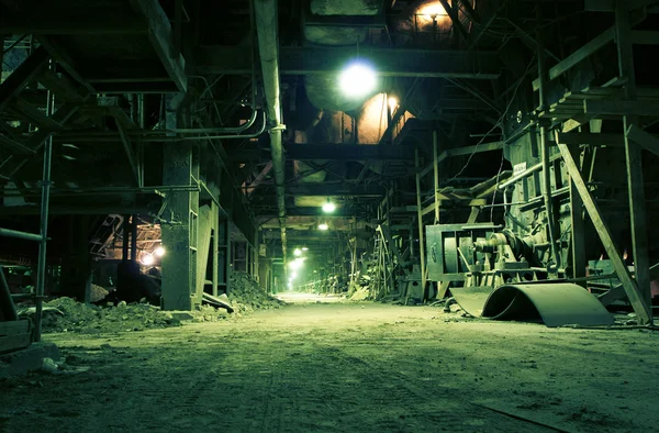 Alte gruselige, dunkle, verfallende, zerstörerische, schmutzige Fabrik — Stockfoto