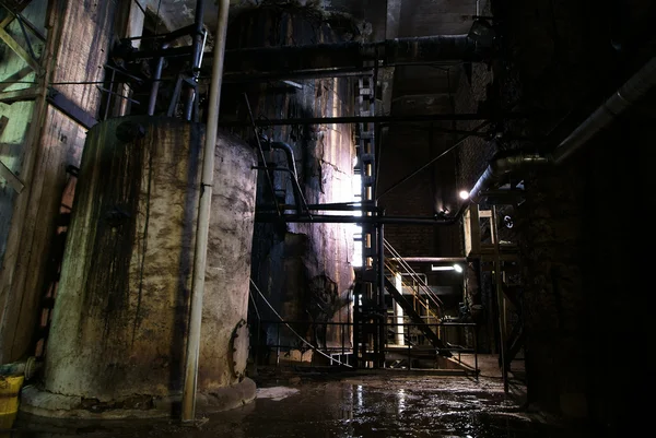 Gamla creepy, mörka, ruttnande, destruktiva, smutsiga fabriken Stockbild
