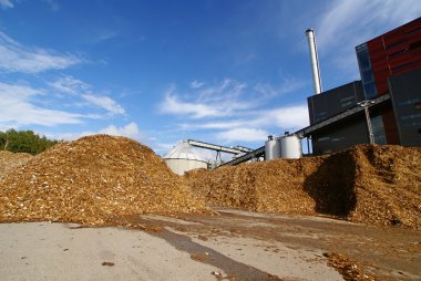 Bio enerji santrali blu karşı ahşap yakıt depolama ile çizim