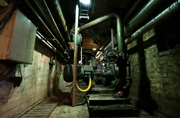 Vecchia fabbrica inquietante, buia, decadente, distruttiva, sporca — Foto Stock