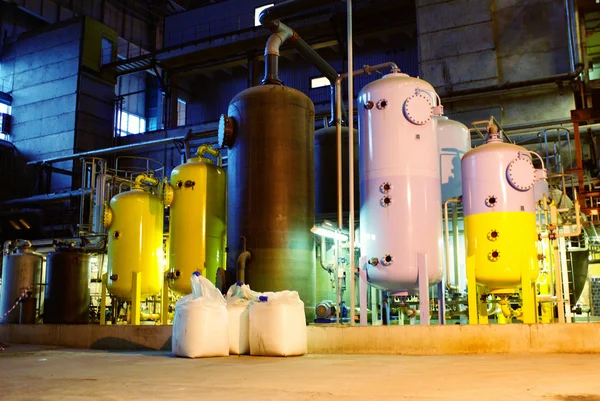 Water behandeling tanks bij elektriciteitscentrale — Stockfoto