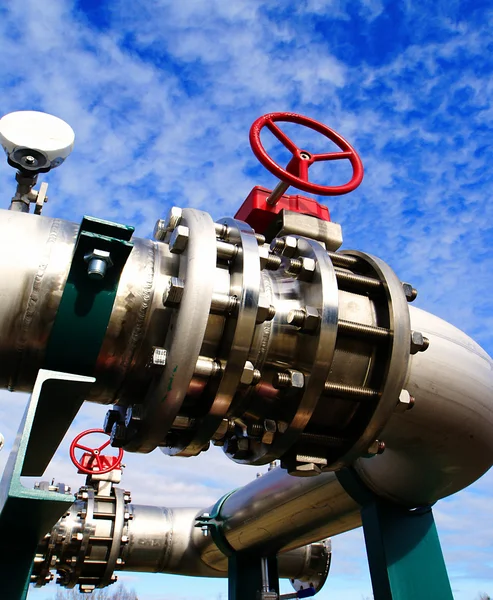 Industrial zone, Steel pipelines and valves against blue sky — Stock Photo, Image