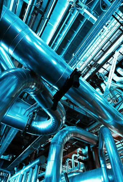 Промышленная зона, стальные трубопроводы и кабели в синих тонах — стоковое фото