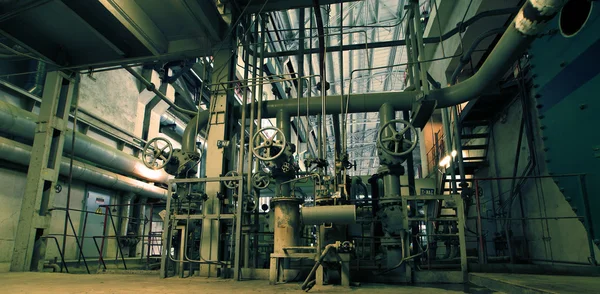 Equipamentos, cabos e tubulações como encontrados dentro de powe industrial — Fotografia de Stock