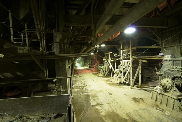 Vieja fábrica espeluznante, oscura, en descomposición, destructiva, sucia — Foto de Stock