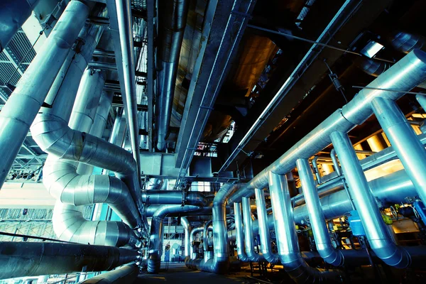Zona industrial, tuberías y equipos de acero —  Fotos de Stock