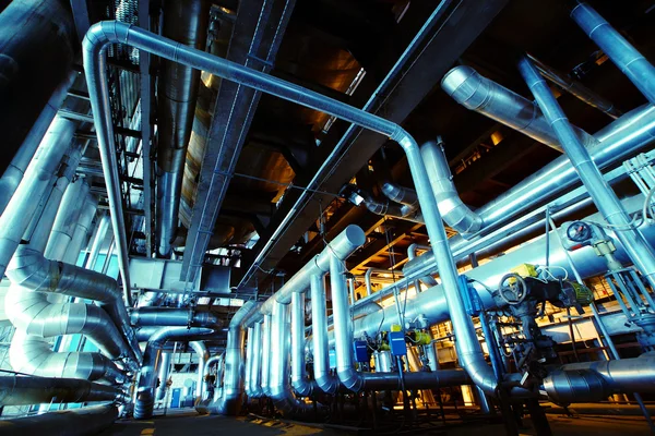 Zona industrial, tuberías y equipos de acero — Foto de Stock