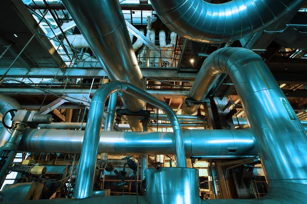 Zona industriale, tubazioni e attrezzature in acciaio in tono blu — Foto Stock