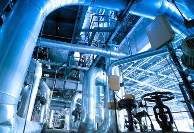 Modern bir endüstriyel enerji santralinde bulunan ekipman, kablolar ve borular.