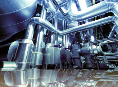 Mavi tonlarında yansıması ile organize sanayi bölgesinde, çelik boru