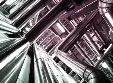 Endüstriyel enerji santralinde bulunan ekipman, kablolar ve borular