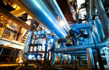 Endüstriyel enerji santralinde bulunan ekipman, kablolar ve borular.