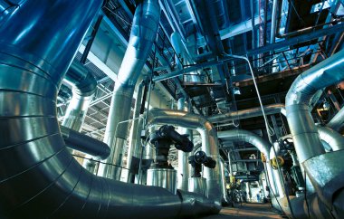 Modern bir endüstriyel enerji santralinde bulunan ekipman, kablolar ve borular.