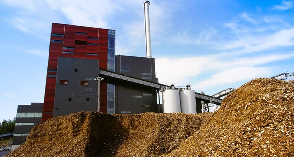 Planta Bioenergía Con Almacenamiento Combustible Madera Biomasa Contra Cielo Azul —  Fotos de Stock