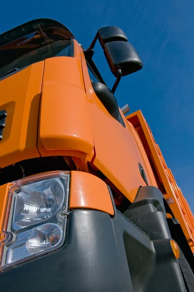 Fronte di un camion con cielo blu — Foto Stock