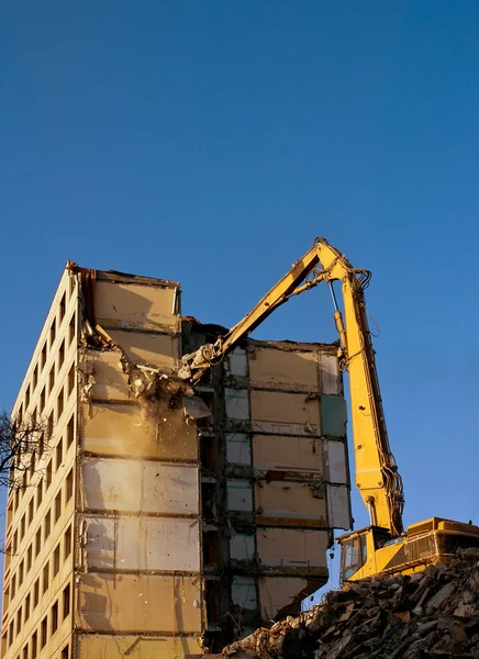 Demolição de um edifício antigo — Fotografia de Stock