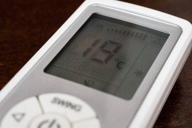 Avrupa 'daki enerji krizi ile ilgili ısıtma sıcaklığı 19 dereceyken, pahalı bir ısıtma maliyetine uzaktan kumandalı bir klimanın kapatılması.