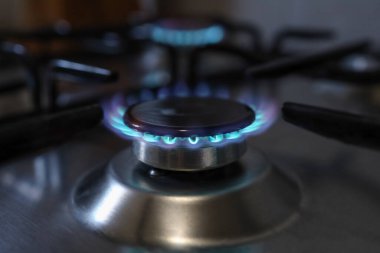 Avrupa 'daki doğal gaz fiyatları kriziyle ilgili bir mutfağın metan gazı ocağının yakın plan çekimi pahalı maliyetlere mal oluyor..