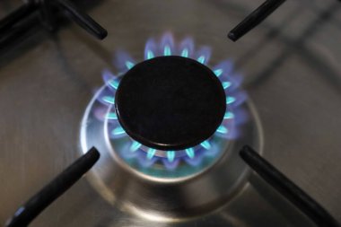 Avrupa 'daki doğal gaz fiyatları kriziyle ilgili bir mutfağın metan gazı ocağının yakın plan çekimi pahalı maliyetlere mal oluyor..