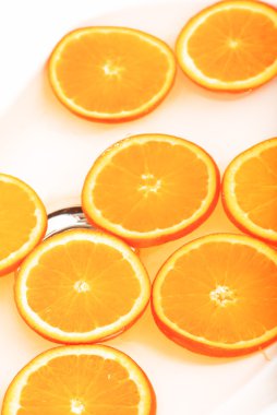 beyaz arkaplanda turuncu dilim