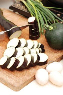 Mutfakta yiyecek kesmek