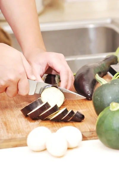 Tagliare il cibo in cucina — Foto Stock