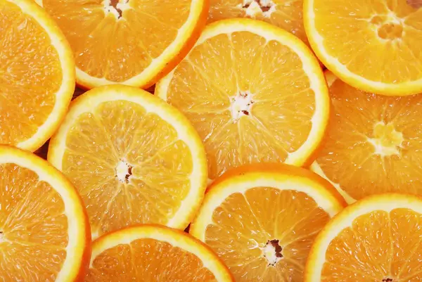 Rebanada naranja sobre fondo blanco — Foto de Stock