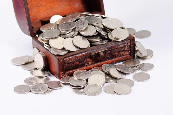 Cofre de madera con monedas en el interior aislado sobre fondo blanco Fotos De Stock Sin Royalties Gratis