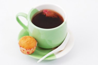 çay çay fincan beyaz bir arka plan üzerinde izole içine dökülür varlık