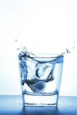 Cam dışında su sıçrama