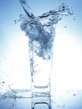 Cam dışında su sıçrama